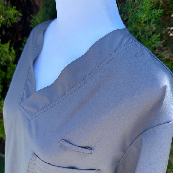 Women’s White CrossFit Gray V-Neck Scrub Top size M - Picture 2 of 5